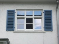 Fenster mit profiliertem Zierkämpfer und Sprossen