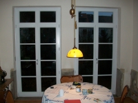 Terrassentüren mit unprofilierten Wiener Sprossen und glasteilender Sprosse im festverglastem Oberlicht