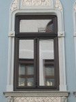 		2- flügeliges Fenster mit Oberlicht Drehkipp,  mit Zierkämpfer und profilierter Schlageleiste mit Kopf- und Fußstück 