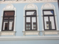 2- flügelige Fenster mit Oberlicht Drehkipp, mit Zierkämpfer und profilierter Schlageleiste mit Kopf- und Fußstück