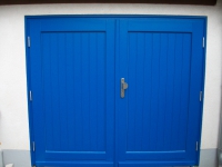 2- flügelige Haustür im RAL- Farbton Verkehrsblau, anstatt von einem Garagentor